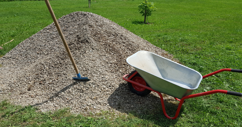 防草シートなしで砂利敷き